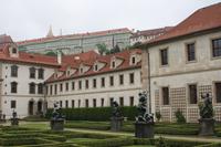 Das Wallenstein-Palais befindet sich fast direkt unterhalb der Prager Burg