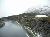 Passtraße mit Schnee