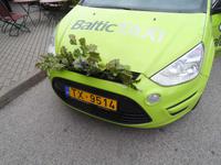 Taxi mit Midsommerschmuck