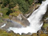 Regenbogen auf dem Weg zum Briksdalsbreen