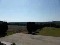 Douaumont - Blick von der Totenhalle über Soldatenfriedhof