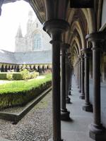 Mont St. Michel - Blick durch die doppelte Säulenreihe