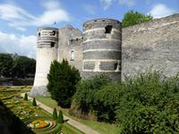 Angers - mächtige Türme des Schlosses mit Parkanlage