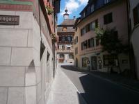Blick durch eine enge Straße auf das Rathaus von Stein am Rhein