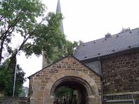 Romanisches Portal mit Kirchturm