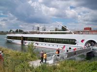 A-ROSA Flora vor Anker in Kehl