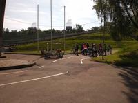 Reisegäste vor einer Bühne