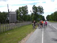 Radgäste vor dem Windmühlenpark