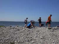Reisegäste bauen einen Wunschsteinturm