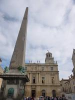 Obelisk und Rathaus Arles 