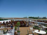 Austern und Champagner an Deck 