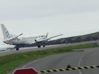 Shetlandinseln - Landebahn über die Strasse 