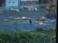 Jugebdliche bewachen den Palettenberg vor unserem Hotel in Belfast