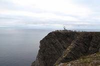 113 Insel Magerøya, Reisegruppe auf dem Nordkapfelsen