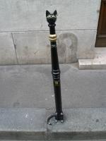 Dekorierter Begrenzungspfahl unweit des Centre Pompidou