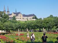 Blick vom Rosengarten zum Kloster St. Michael