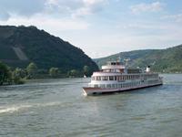 Reger Schiffsverkehr auf dem Rhein