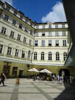 Innenhof des älteste Mietshauses Prags