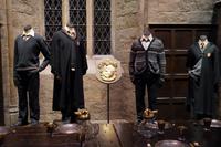 Gryffindor-Schuluniformen und Nevilles Kostüm - Warnerbros. Studios