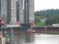 Scharnebeck, Schiff bei der Einfahrt in Hebtrog