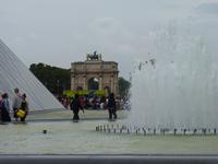 Louvre mit Arc de triomphe de carrousel