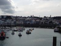 Blick auf St. Peter Port von der Hafenmauer aus