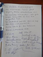 Ein Gast greift zum Stift.