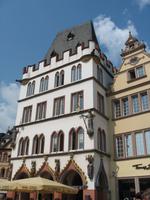 historisches auf Pfählen erbautes Haus