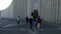 Vor der Hallgrimskirkja in Reykjavik