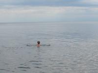 Russland, Baikalsee, Polovinnia, erfrischendes Bad im kalten Wasser