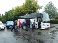 Koffer einladen im Regen...