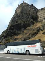 Bus im Schatten des Castle