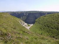 Blick zurück über das trockene Bachbett des Nervión zur Délika-Schlucht