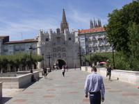 Das Marientor von der Brücke über den Arlanzón