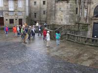 Die Eberhardt-Gäste lassen sich das Treppenlabyrinth erklären