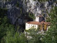 Covadonga - im Hintergund die Kapell in der Höhle - hier soll 722 die Reconquista ihren Ausgang genommen haben