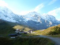 Noch ist das Wetter herrlich, liegt das Jungfraumassiv im Sonnenschein