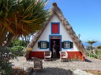 Madeira, strohgedecktes Häuschen in Santana