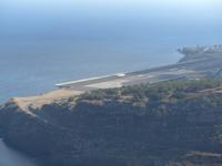 Madeira, Blick vom Pico do Facho auf die Landebahn des Flughafens 