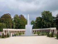 Kolonaden und Springbrunnen im Schlossark Het Loo