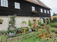 Waltersdorf, Umgebindehaus mit Bauerngarten