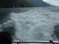 Roberto, unser Bootskapitän, gibt zu unserer Freude auch mal richtig Gas.