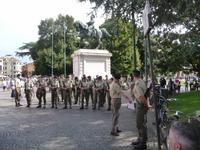 Das Gebirgsjägerbataillon wartet in friedlicher Mission auf seinen Aufzug.