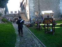 In der Burg wird für ein Ritterspiel aufgebaut.