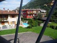 Hier mal einen Blick aus der Bahn auf schöne Häuser am Berghang.