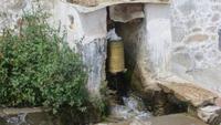 1022 Drepung-Kloster - Gebetsmühle mit Wasser angetrieben