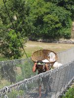 1941 Fahrt nach Kathmandu - Stopp an einer Hängebrücke