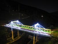 Beleuchtete Skibrücke am Hotel