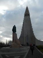 Vor der Hallgrimskirche steht ein Denkmal von Leif Eriksson, dem Entdecker Amerikas.