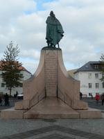 Die Statue von Leif Eriksson wurde von den Amerikanern angesichts des 1000-jährigen Jubiläums des ersten Althings gestiftet.